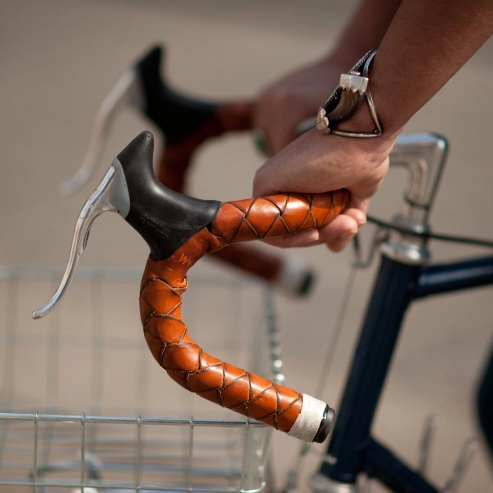 Usnjeni ovitek za ročke Bullwhip: Vzdržljivost in slog za vašo vožnjo!